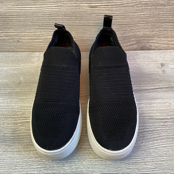 Black sneaker with chunky white sole. Steve Madden Beale fabric sneakers Size 6 - Picture 4 of 12